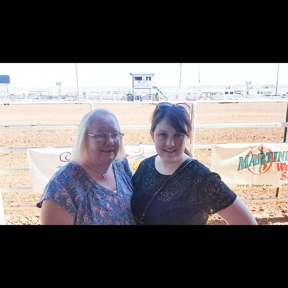 Meet your Posher, Amanda - Picture 2 of 5